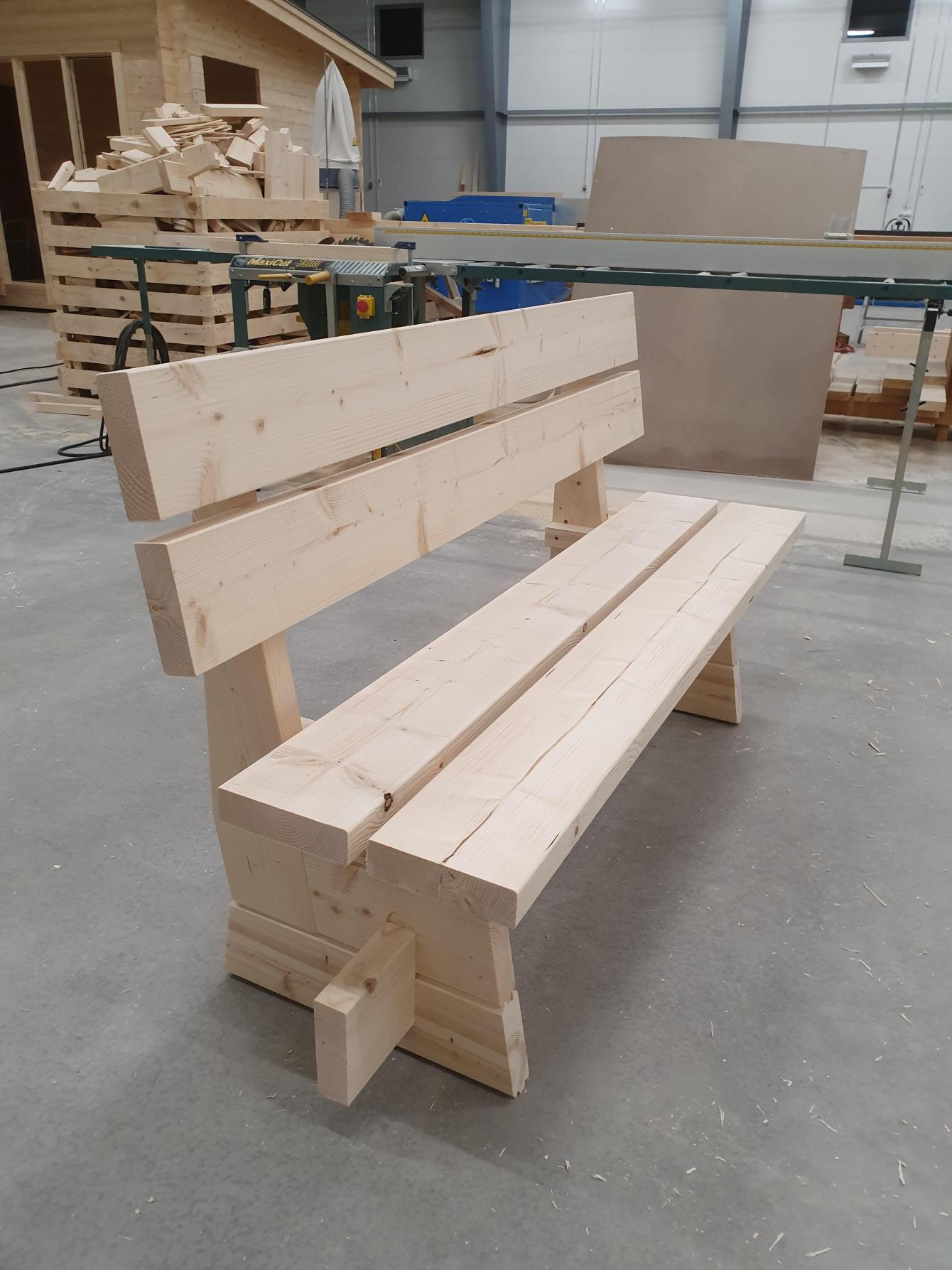 Träbänk i Trätekniks fabrik på Åland.