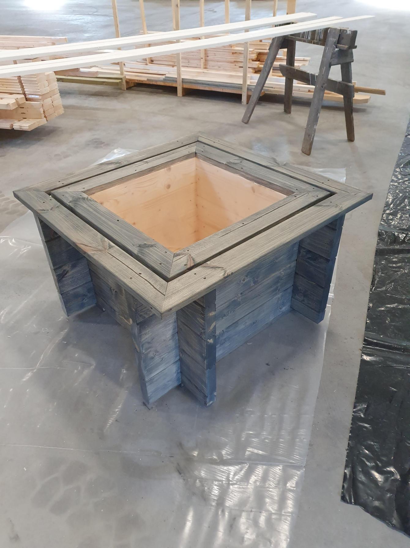 Blomlåda i Trätekniks fabrik på Åland.