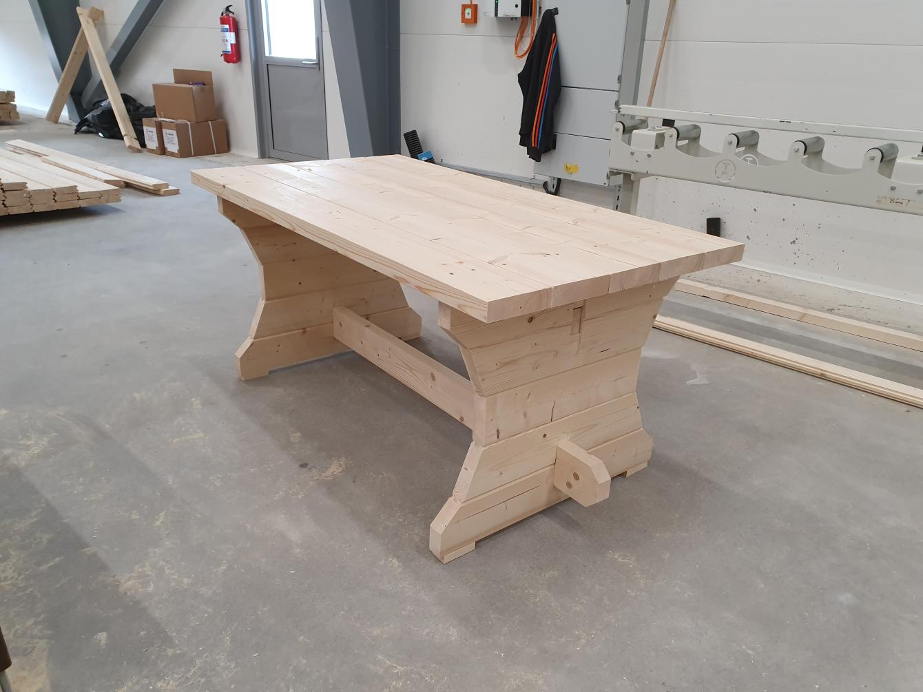 Träbord i Trätekniks fabrik på Åland.